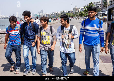 Mumbai Indien, indischer Asiatisch, Churchgate, Marine Drive, Back Bay Water, arabisches Meerwasser, Studenten Schüler Bildung Schüler, Teenager Teenager Teenager Stockfoto