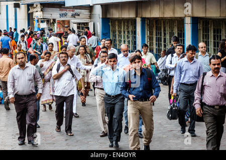 Mumbai Indien, Churchgate Railway Station, Western Line, Zug, Mann Männer männlich, Frau weibliche Frauen, Rush Hour, Pendler, Verlassen der Arbeit, nach Hause gehen, India150226130 Stockfoto