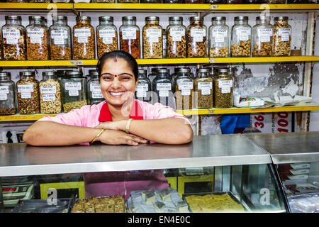 Mumbai Indien, Churchgate, Suryodaya, Lebensmittelgeschäft, Supermarkt, Theke, Trockenobst, Display-Verkauf Hindu, bindi, Frau weibliche Frauen, Arbeitnehmer Arbeiter wo Stockfoto