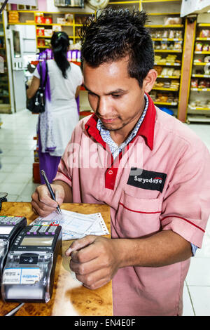 Mumbai Indien, Churchgate, Suryodaya, Lebensmittelgeschäft, Supermarkt, Männer männlich, Angestellte Arbeiter, Angestellte, Angestellte, Angestellte, Angestellte, Angestellte, Angestellte, Angestellte, Angestellte, Angestellte, Angestellte, Angestellte, Angestellte, Kreditkartenscanner, mit, Uniform, Indien Stockfoto