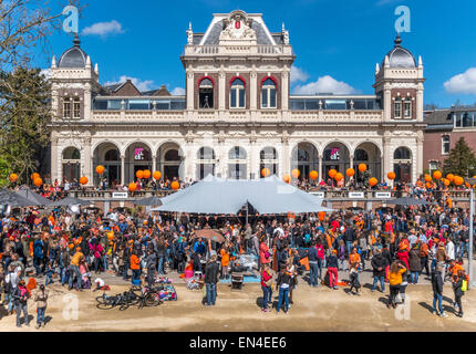 Amsterdam Vondelpark Pavillon am Königstag. Der aktuelle Name VondelCS. Beliebte Grand Cafe im Vondelpark Vondel Park Stockfoto