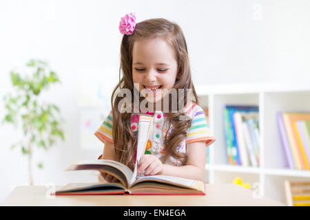 kleine Studentin Studium an der Vorschule Stockfoto