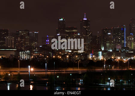 Ein Teil der Skyline der Innenstadt in Denver, Colorado, in einer regnerischen Nacht Stockfoto