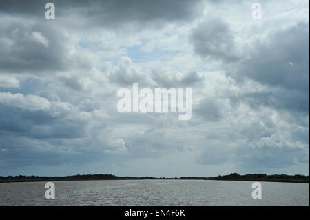 Dramatische Atmosphäre der bedrohliche Gewitterwolken bilden über St. Lucia Estuary, Isimagoliso Feuchtgebiet Wildlife Park, KwaZulu-Natal, Südafrika Stockfoto