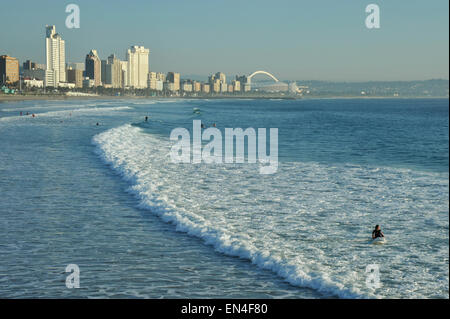 Skyline von iconic Durban beachfront mit Schaumbildung weiß Surf am frühen Morgen Südafrika Stockfoto