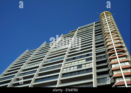 Fassade, das Segel hohes Apartmentgebäude in der Punkt, Vorort von Durban, Südafrika Stockfoto