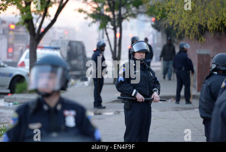 Baltimore, USA. 27. April 2015. Polizisten bewachen auf einer Straße in Baltimore, Maryland, USA, 27. April 2015. Gouverneur von Maryland Larry Hogan Montagabend erklärte einen Ausnahmezustand und aktiviert die Nationalgarde Bewältigung der eskalierenden Gewalt und Unruhen in Baltimore Stadt Anschluss an die Beerdigung ein 25-j hrige schwarzer Mann, der starb, nachdem er in Polizeigewahrsam verletzt wurde. Bildnachweis: Yin Bogu/Xinhua/Alamy Live-Nachrichten Stockfoto