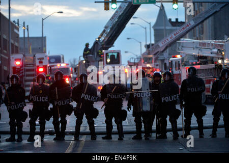 Baltimore, USA. 27. April 2015. Polizisten bewachen in der Nähe eine CVS-Apotheke, die in Flammen in Baltimore, Maryland, USA, 27. April 2015 gesetzt wurde. Gouverneur von Maryland Larry Hogan Montagabend erklärte einen Ausnahmezustand und aktiviert die Nationalgarde Bewältigung der eskalierenden Gewalt und Unruhen in Baltimore Stadt Anschluss an die Beerdigung ein 25-j hrige schwarzer Mann, der starb, nachdem er in Polizeigewahrsam verletzt wurde. Bildnachweis: Yin Bogu/Xinhua/Alamy Live-Nachrichten Stockfoto