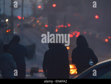 Baltimore, USA. 27. April 2015. Die Menschen sehen einen ausgeschilderte Mietwagen in Baltimore, Maryland, USA, 27. April 2015. Gouverneur von Maryland Larry Hogan Montagabend erklärte einen Ausnahmezustand und aktiviert die Nationalgarde Bewältigung der eskalierenden Gewalt und Unruhen in Baltimore Stadt Anschluss an die Beerdigung ein 25-j hrige schwarzer Mann, der starb, nachdem er in Polizeigewahrsam verletzt wurde. Bildnachweis: Yin Bogu/Xinhua/Alamy Live-Nachrichten Stockfoto