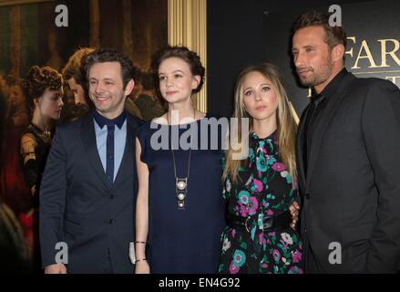 New York, NY, USA. 27. April 2015. Michael Sheen, Carey Mulligan, Juno Temple, Matthias Schoenaerts im Ankunftsbereich für FAR FROM THE MADDING CROWD Premiere, The Paris Theatre, New York, NY 27. April 2015. Bildnachweis: Lev Radin/Everett Collection/Alamy Live-Nachrichten Stockfoto