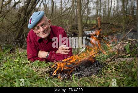 Rausdorf, Deutschland. 21. April 2015. Deutsche überleben Experten und menschliche Rechte Aktivist Ruediger Nehberg zündet ein Feuer auf seinem privaten Grundstück in Rausdorf, Deutschland, 21. April 2015. Nehberg feiert seinen 80. Birdthday am 4. Mai 2015. Foto: Axel Heimken/Dpa/Alamy Live News Stockfoto