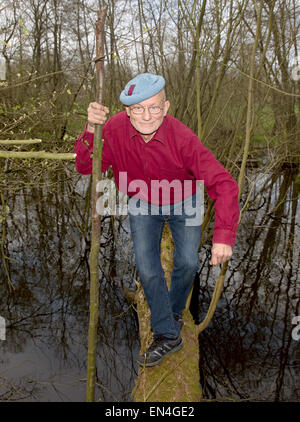 Rausdorf, Deutschland. 21. April 2015. Deutsche überleben Experten und menschliche Rechte Aktivist Ruediger Nehberg klettert durch das Unterholz ein Moore auf seinem privaten Grundstück in Rausdorf, Deutschland, 21. April 2015. Nehberg feiert seinen 80. Birdthday am 4. Mai 2015. Foto: Axel Heimken/Dpa/Alamy Live News Stockfoto