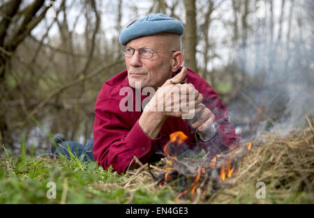 Rausdorf, Deutschland. 21. April 2015. Deutsche überleben Experten und menschliche Rechte Aktivist Ruediger Nehberg zündet ein Feuer auf seinem privaten Grundstück in Rausdorf, Deutschland, 21. April 2015. Nehberg feiert seinen 80. Birdthday am 4. Mai 2015. Foto: Axel Heimken/Dpa/Alamy Live News Stockfoto