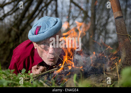 Rausdorf, Deutschland. 21. April 2015. Deutsche überleben Experten und menschliche Rechte Aktivist Ruediger Nehberg zündet ein Feuer auf seinem privaten Grundstück in Rausdorf, Deutschland, 21. April 2015. Nehberg feiert seinen 80. Birdthday am 4. Mai 2015. Foto: Axel Heimken/Dpa/Alamy Live News Stockfoto