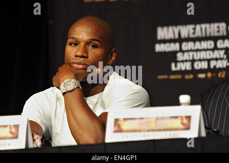 Las Vegas, Nevada, USA. Die beiden werden am 19. September in der MGM Grand Garden Arena in Las Vegas kämpfen. 16. Sep, 2009. Floyd Mayweather Jr. (USA) Boxen: Floyd Mayweather Jr. der Vereinigten Staaten während der abschließenden Pressekonferenz für seinen Kampf gegen Juan Manuel Marquez von Mexiko im MGM Grand Hotel/Casino 16. September 2009 in Las Vegas, Nevada, USA. Die beiden werden am 19. September in der MGM Grand Garden Arena in Las Vegas kämpfen. © Naoki Fukuda/AFLO/Alamy Live-Nachrichten Stockfoto