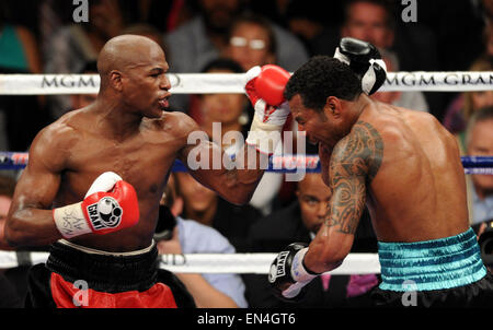 Las Vegas, Nevada, USA. 1. Mai 2010. (L-R) Floyd Mayweather Jr., Shane Mosley (USA) Boxen: Floyd Mayweather Jr. der Vereinigten Staaten trifft Shane Mosley der Vereinigten Staaten während ihren Kampf im Weltergewicht in der MGM Grand Garden Arena in Las Vegas, Nevada, USA. © Naoki Fukuda/AFLO/Alamy Live-Nachrichten Stockfoto