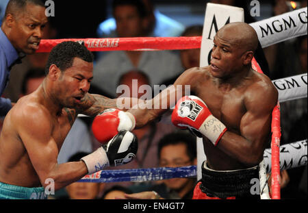 Las Vegas, Nevada, USA. 1. Mai 2010. (L-R) Shane Mosley, Floyd Mayweather Jr. (USA) Boxen: Floyd Mayweather Jr. der Vereinigten Staaten Hits Shane Mosley der Vereinigten Staaten während ihren Kampf im Weltergewicht in der MGM Grand Garden Arena in Las Vegas, Nevada, USA. © Naoki Fukuda/AFLO/Alamy Live-Nachrichten Stockfoto