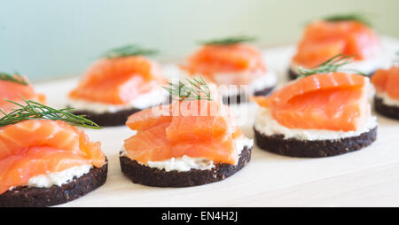 Kanapees mit Weichkäse und roter Fisch Stockfoto