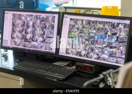 CCTV-Monitore an Sicherheit Schreibtisch, Instituto Health Sciences Karriere Academy, Chicago, Illinois, USA Stockfoto