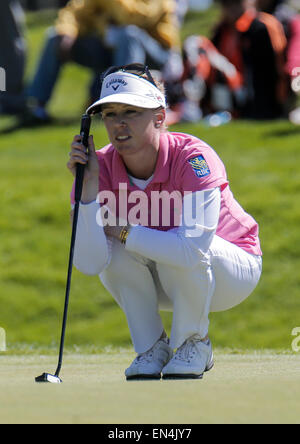 San Francisco, CA. 26. April 2015. Morgan Pressel überprüfen das Grün auf the12th Loch während LPGA schwingende Röcke Classic am Lake Merced Golf Club San Francisco, CA © Csm/Alamy Live-Nachrichten Stockfoto