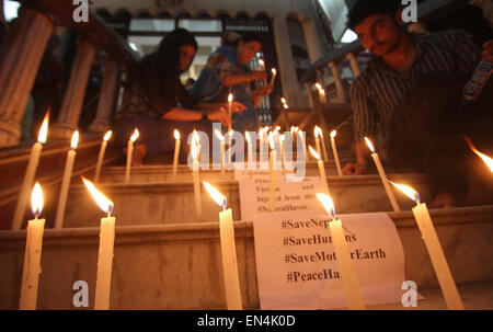 Gauhati, Indien. 27. April 2015. Nepalesen Leben in Indiens Nordosten Assam Zustand Kerzen und beten für die Opfer des Erdbebens am Samstag, in Gauhati, Indien, 27. April 2015. Die Zahl der Todesopfer von Samstag Erdbeben in Nepal hat kletterte auf 4.264 Menschen, darunter 20 Bergsteiger, und mehr als 7.000 weitere wurden verletzt, sagte der National Emergency Operation Center von Nepals Innenministerium am Dienstag Morgen. Bildnachweis: Stringer/Xinhua/Alamy Live-Nachrichten Stockfoto