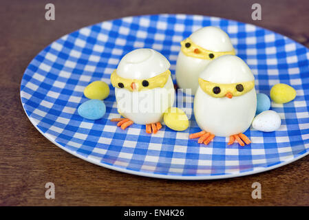 Deviled Eiern als Ostern Küken mit Süßigkeiten Eiern erstellt. Stockfoto