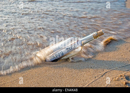 Happy New Year eine Flaschenpost für 2016 am Strand. Stockfoto