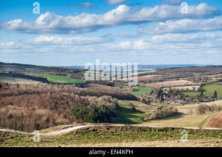 Blick von der Trundle im Spätwinter über den South Downs in Richtung Dorf Singleton, West Sussex. England-UK Stockfoto