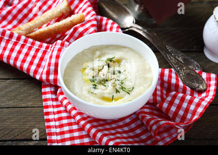 Cremesuppe mit Sellerie und Kürbis Samen in eine Schüssel geben, Essen Stockfoto