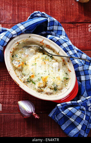 Köstliche Julienne mit Pilzen, Essen Stockfoto