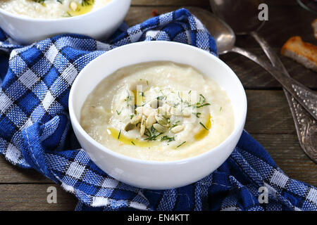 Sellerie-Creme-Suppe mit Kürbiskernen, Essen Stockfoto
