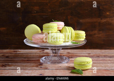 Süße Makronen auf einem Ständer, dessert Stockfoto