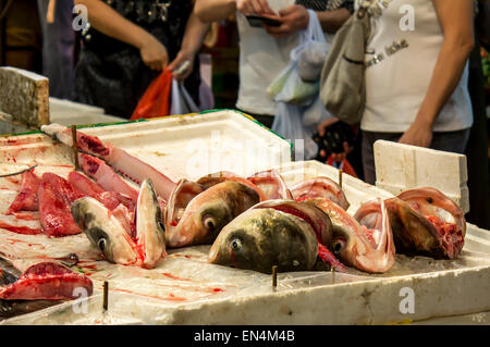 Nassen Markt Hong Kong China Fisch Verkauf Kopfteile Gesicht Zähne nassen Blut Mut Mund blutige Touristen Stockfoto