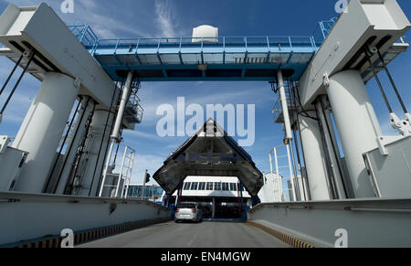 Puttgarden, Deutschland. 27. April 2015. Autos fahren auf einer Fähre auf dem Meer Hafen Stadt von Puttgarden, Deutschland, 27. April 2015. Die geplante Überfahrt über den Fehmarnbelt-Straße ist eines der zentralen Themen bei einem bilateralen Treffen zwischen Bundeskanzlerin Angela Merkel und der dänische Ministerpräsident Thorning-Schmidt diskutiert werden am 28. April 2015 in Kopenhagen, Dänemark statt. Foto: Carsten Rehder/Dpa/Alamy Live News Stockfoto