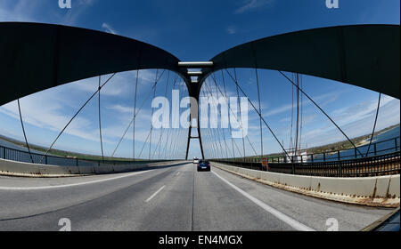 Autos fahren über der Fehmarn Sound Bridge in Richtung Puttgarden, Deutschland, 27. April 2015. Die geplante Überfahrt über den Fehmarnbelt-Straße ist eines der zentralen Themen bei einem bilateralen Treffen zwischen Bundeskanzlerin Angela Merkel und der dänische Ministerpräsident Thorning-Schmidt diskutiert werden am 28. April 2015 in Kopenhagen, Dänemark statt. Foto: Carsten Rehder/dpa Stockfoto