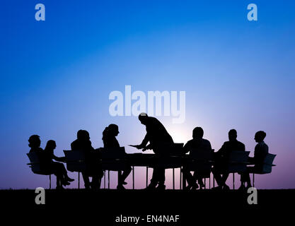 Silhouetten von Geschäftsleuten in einer Sitzung im freien Stockfoto