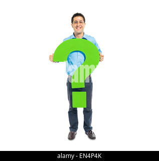 Ein Smart Casual Mann hält ein grünes Fragezeichen Stockfoto