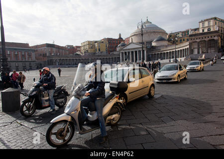 Scooter sind das wichtigste Transportmittel in Neapel Stockfoto