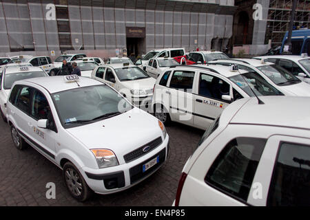 Taxi-Autos in Neapel Stockfoto