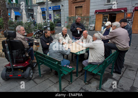 Rentner, die hängen in Neapel Stockfoto