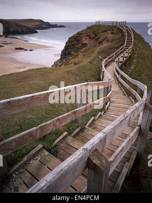 Der Holzsteg, der zu einem Aussichtspunkt an der Sango Bay führt und nach Norden in Richtung Faraid Head bei Durness, Sutherland, Schottland, Großbritannien blickt. Stockfoto