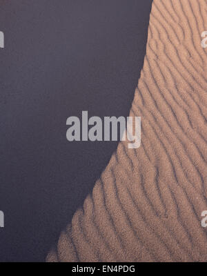 Detail einer kleinen Düne auf der Rückseite des Oldshoremore Strandes, die Licht und Schatten auf den Wellen im Sand zeigt, Kinlochbervie, Sutherland, Großbritannien. Stockfoto