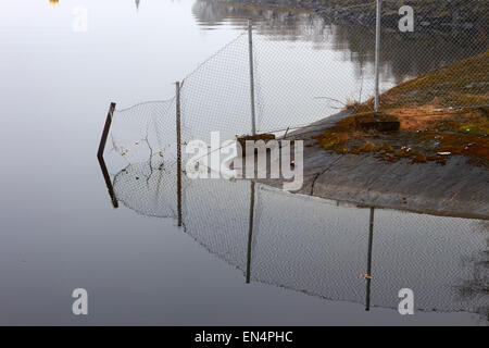 Seenlandschaft mit Zaun, Lappeenranta Finnland zu beruhigen Stockfoto