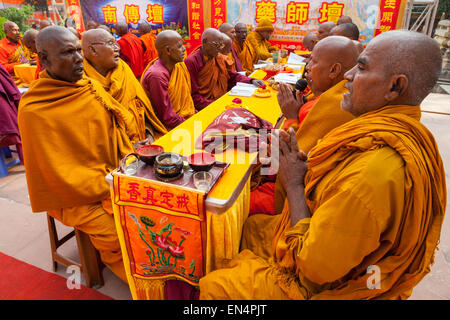 Mönche in Safran Roben an der Mahabodhi-Tempel-Komplex in Bodhgaya beten Stockfoto