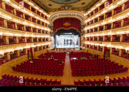 Innenraum des Teatro di San Carlo in via San Carlo. Es ist das älteste und berühmteste Theater in Neapel. Stockfoto