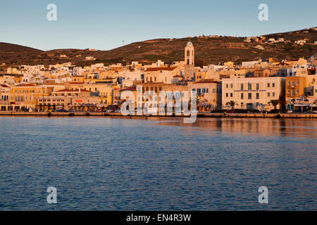 Hafen-Stadt von Ermoupolis auf Syros auf den griechischen Inseln. Stockfoto