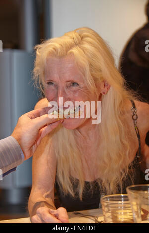 Eine attraktive reife Frau bei einem Silvesterdinner in Brüssel, Belgien. Stockfoto