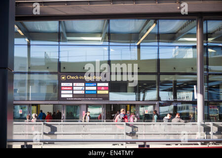 Passagiere am Check-in-Gepäckabgabe außerhalb des London Gatwick Airport North Terminal, West Sussex, Großbritannien im Februar Stockfoto