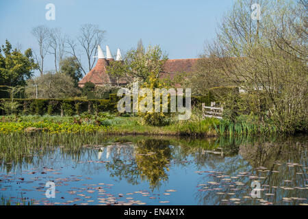 Great Dixter House und Gärten die Pferdeschwemme und Oast House Stockfoto