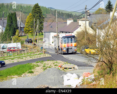 Ein Sattelschleppers fährt durch die Mid Wales Dorf Ysbyty Ystwyth in Ceredigion. Stockfoto
